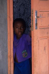 Archipel-des-Comores;-Couleurs;-Enfant;-France;-Garçon;-Kaleidos;-Kaleidos-images;-La-parole-à-limage;-Laurent-Abad;-Mayotte;-Océan-Indien;-Porte-orange;-Portrait;-Stories-Pictures;-Vie-quotidienne